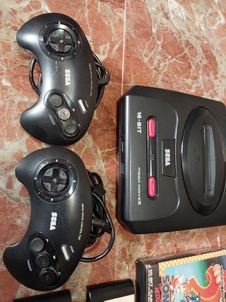 SEGA Mega Drive II + 5 Juegos + 2 Mandos