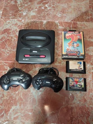 SEGA Mega Drive II + 5 Juegos + 2 Mandos