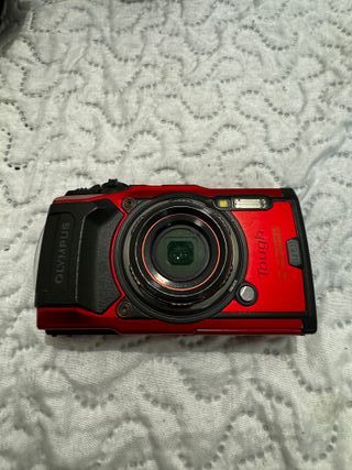 Cámara Olympus TG-6 con carcasa y lente angular