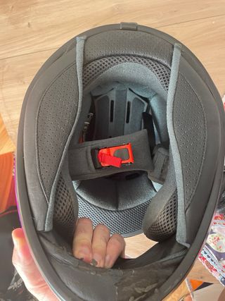 Casco de moto MT con diseño de mariposas