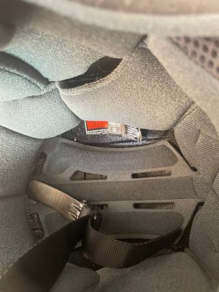 Casco de moto MT con diseño de mariposas