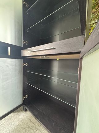 Armario vitrina de madera con 4 baldas y un cajón 