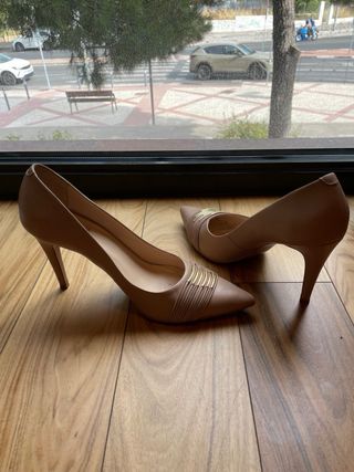 Zapatos de tacón Lesac beige y dorado