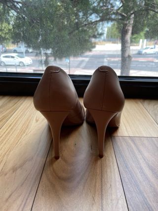 Zapatos de tacón Lesac beige y dorado