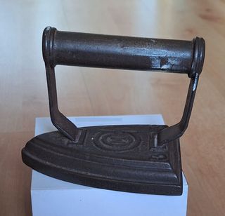 Plancha antigua de hierro fundido.