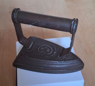 Plancha antigua de hierro fundido.