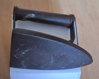 Plancha antigua de hierro fundido.