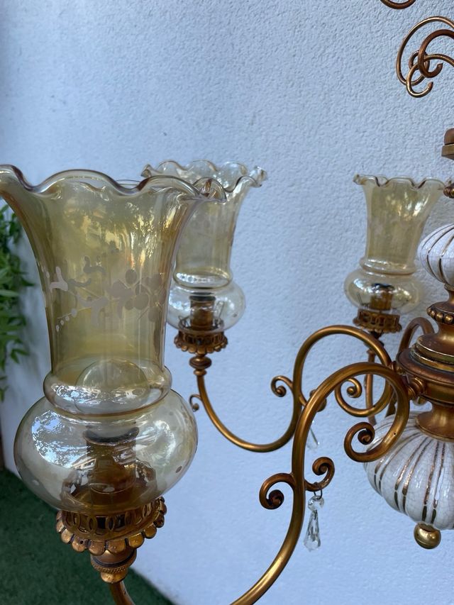 Lámpara de araña antigua dorada y cristal