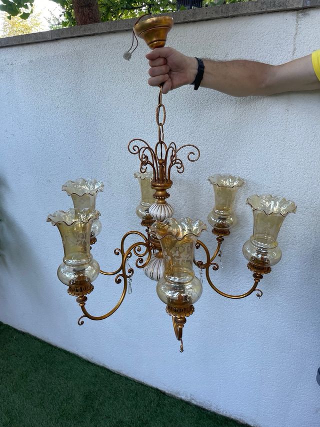 Lámpara de araña antigua dorada y cristal