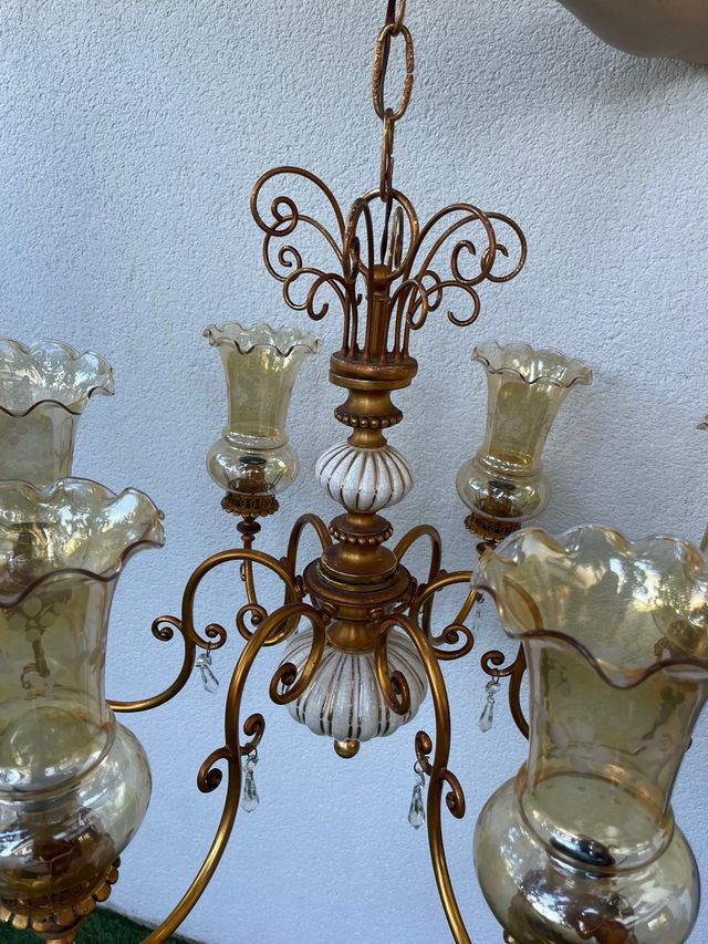 Lámpara de araña antigua dorada y cristal