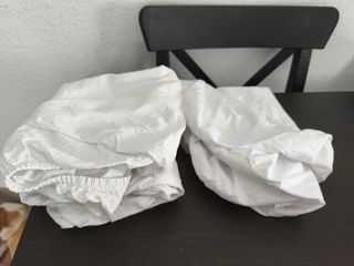 2 Sábanas bajeras y protector mini cuna