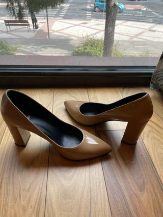 Zapatos de tacón Charcos beige