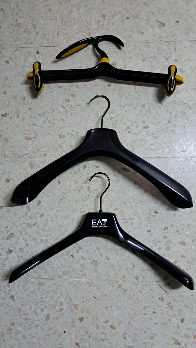 Perchas  Negras y Amarillas