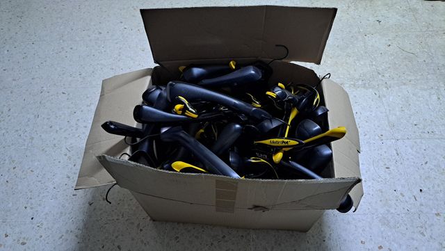 Perchas  Negras y Amarillas