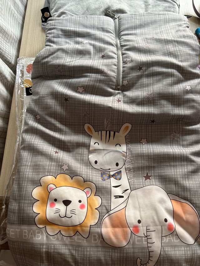 Saco para cochecito con protector en los pies