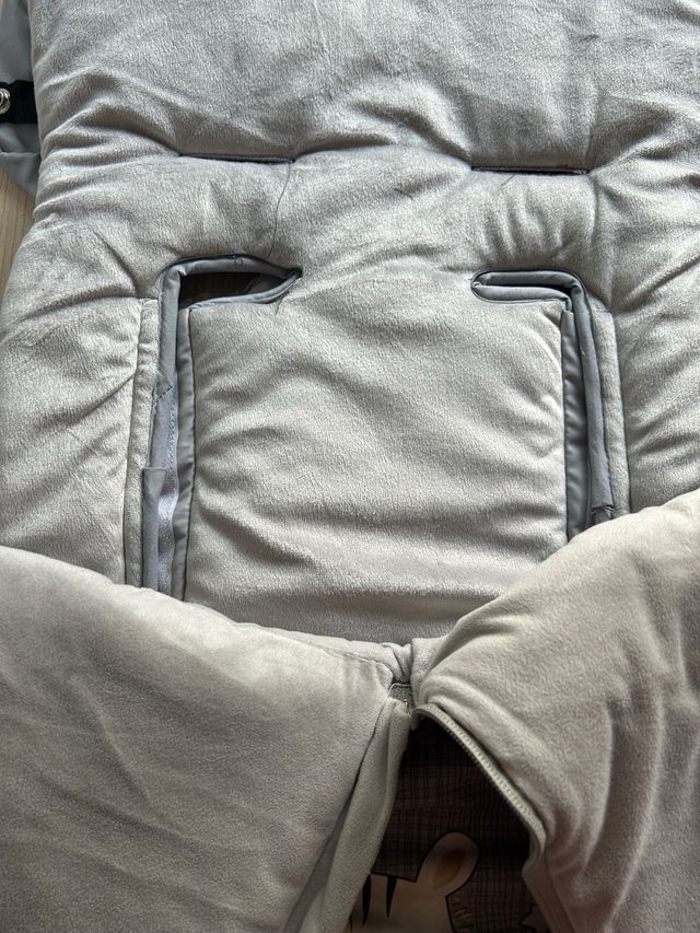 Saco para cochecito con protector en los pies