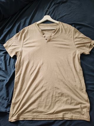 Camiseta beige con botones