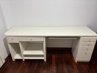 Mesa de estudio blanca con cajones