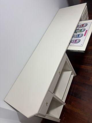 Mesa de estudio blanca con cajones
