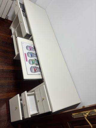 Mesa de estudio blanca con cajones