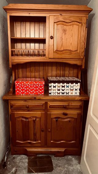 Armario de madera de pino