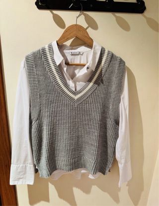 Chaleco gris de punto con cuello V