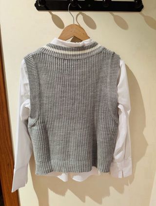 Chaleco gris de punto con cuello V