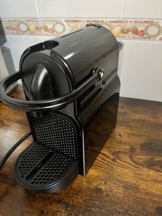 Cafetera Nespresso DeLonghi Inissia Negra EN80.B