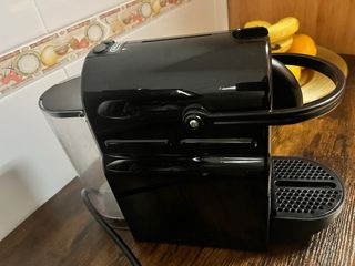 Cafetera Nespresso DeLonghi Inissia Negra EN80.B