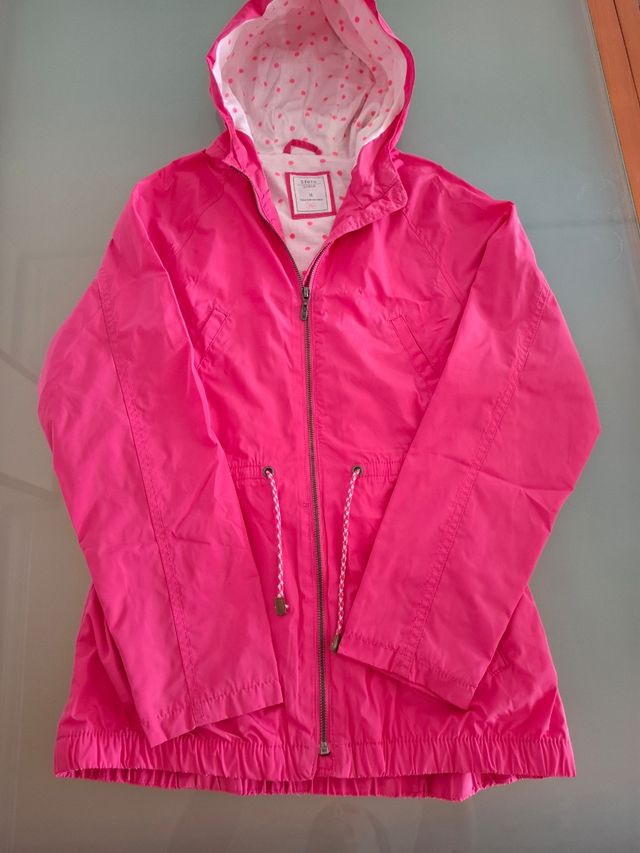 Cortavientos chubasquero rosa con capucha