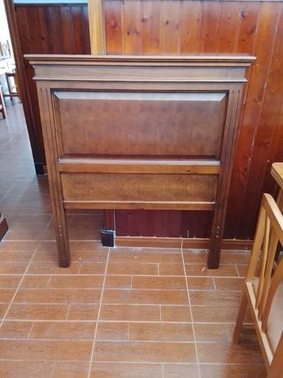 Cabecero de madera color nogal Incluye desmontaje.