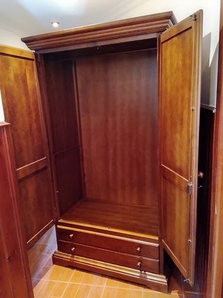 Cabecero de madera color nogal Incluye desmontaje.