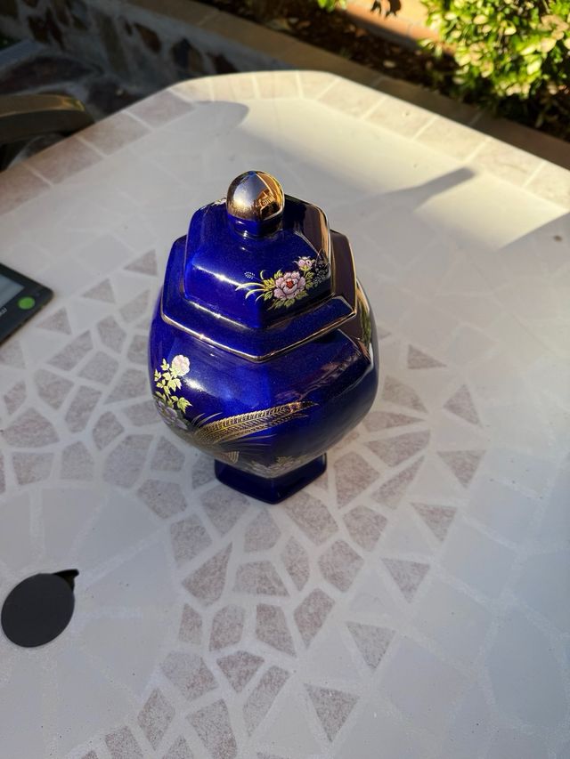 Jarrón de porcelana azul y rojo