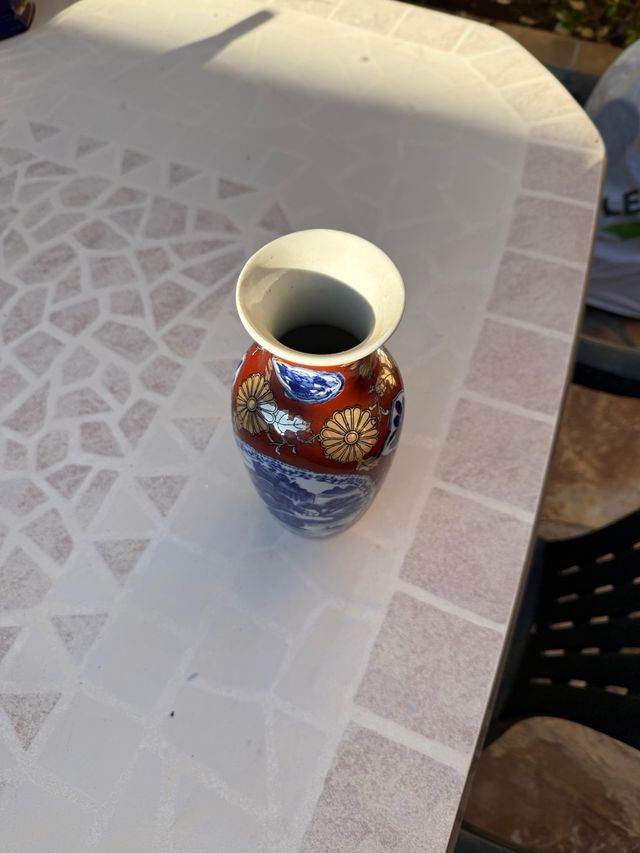 Jarrón de porcelana azul y rojo