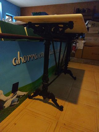 Tavolo in marmo con base in ferro battuto