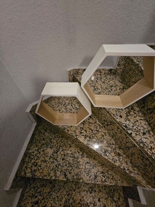 Estanterías hexagonales de madera
