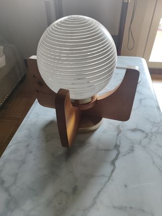 Lámpara de mesa moderna madera y cristal.