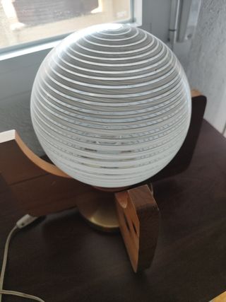 Lámpara de mesa moderna madera y cristal.