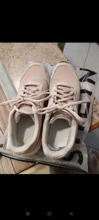 Scarpe da ginnastica rosa insieme allo zaino rosa