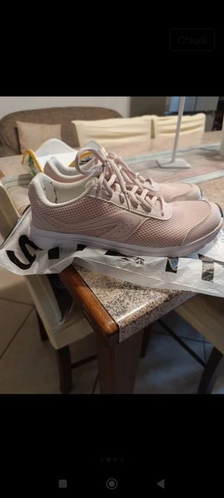 Scarpe da ginnastica rosa insieme allo zaino rosa