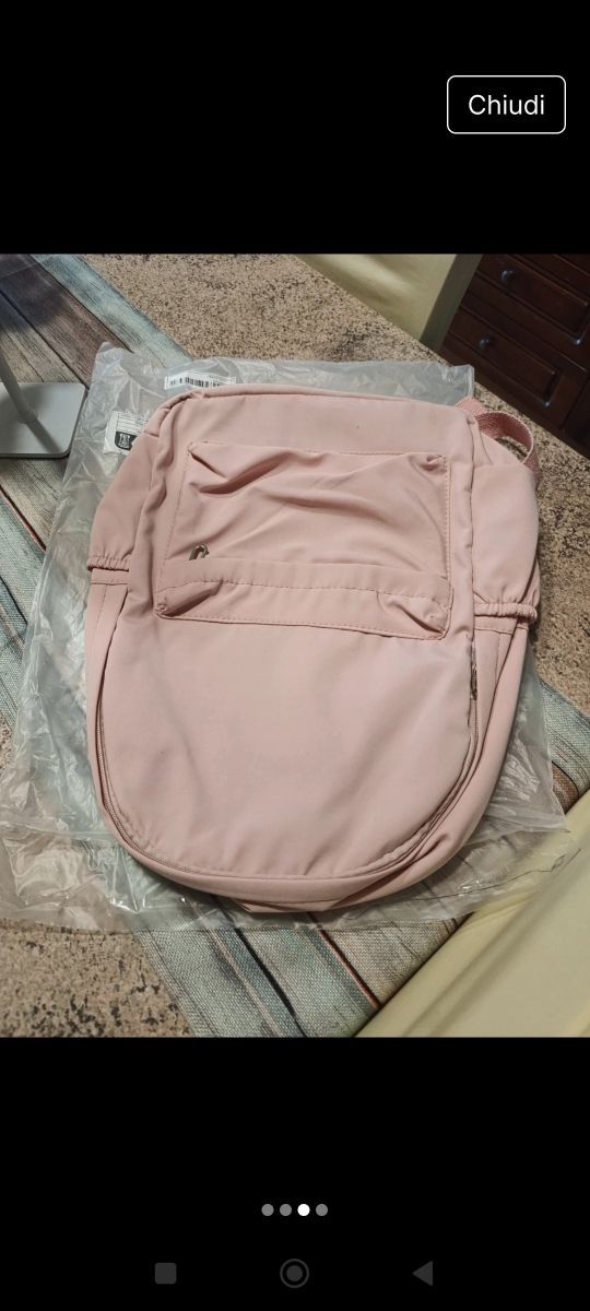 Scarpe da ginnastica rosa insieme allo zaino rosa