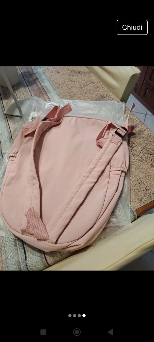 Scarpe da ginnastica rosa insieme allo zaino rosa