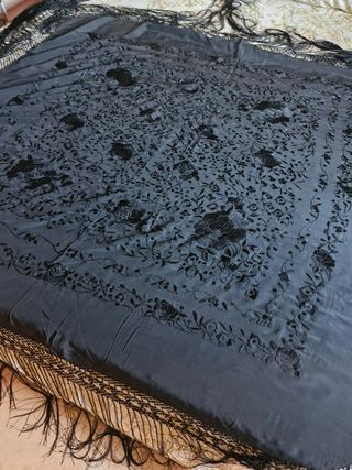 Manton manila negro bordado