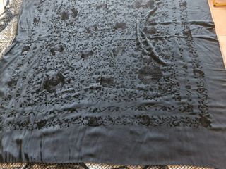 Manton manila negro bordado