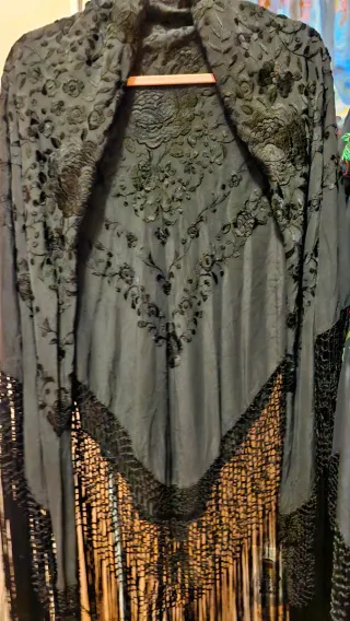 Manton manila negro bordado