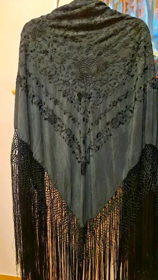 Manton manila negro bordado