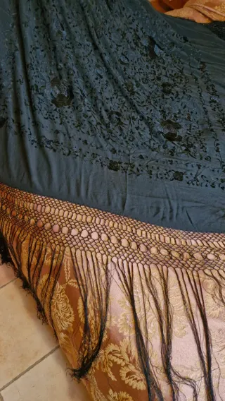 Manton manila negro bordado