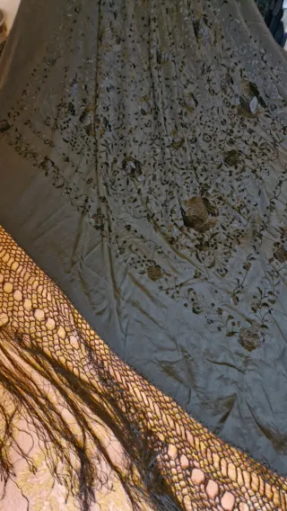 Manton manila negro bordado