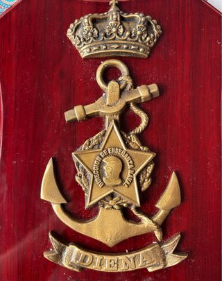 Metopa DIENA con corona y ancla