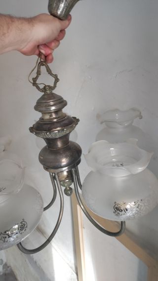 Lámpara de alpaca con tulipas de cristal